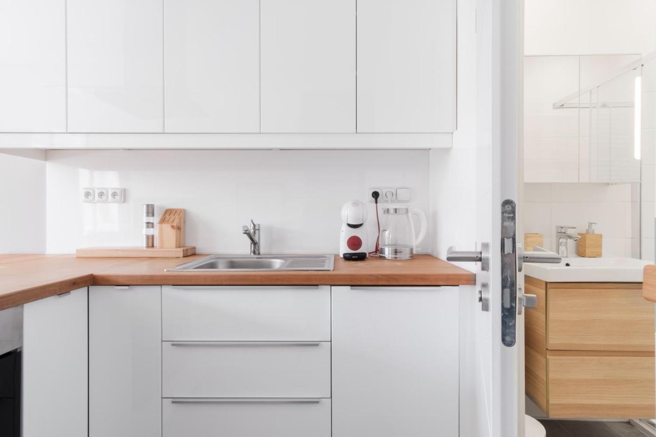 Days - Minimalist Flat - Trendy Karlin Daire *