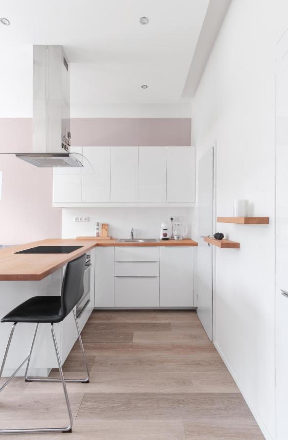 Days - Minimalist Flat - Trendy Karlin Daire *